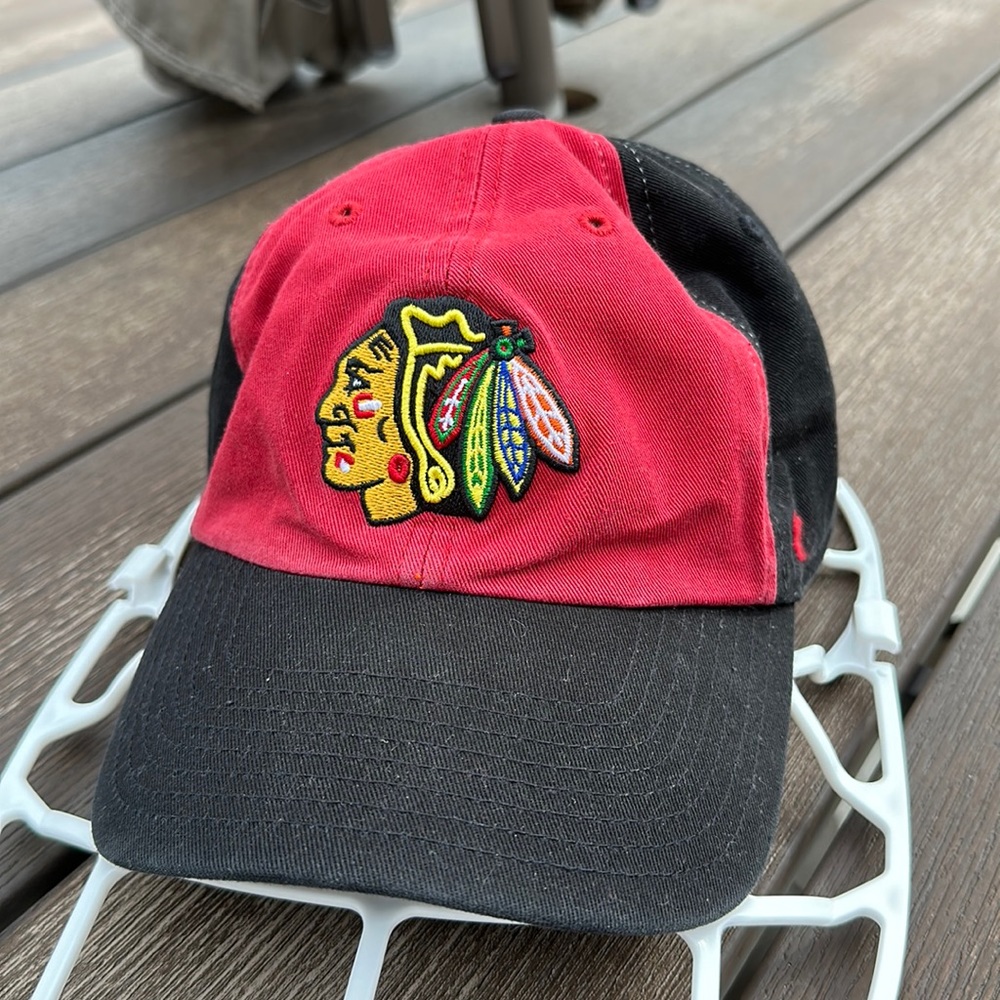 ‘47 Brand Chicago Blackhawks NHL Hockey Two-Tone Clean-Up cap hat Black Red
